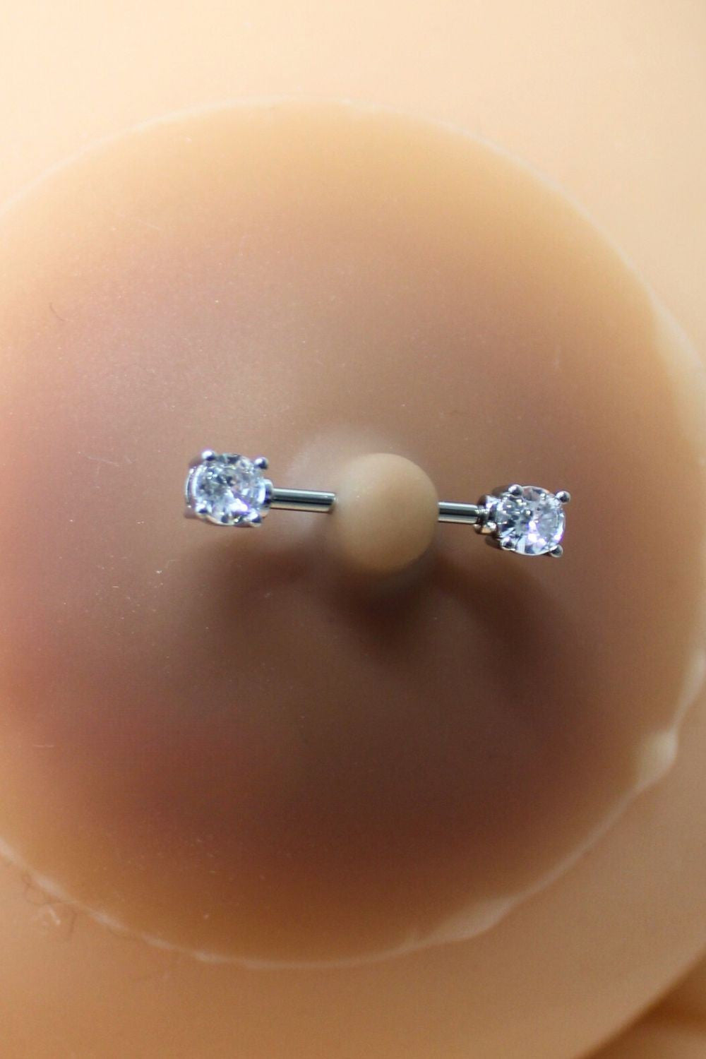 Paire de cache-tétons piercing barre faux diamant peau métisse