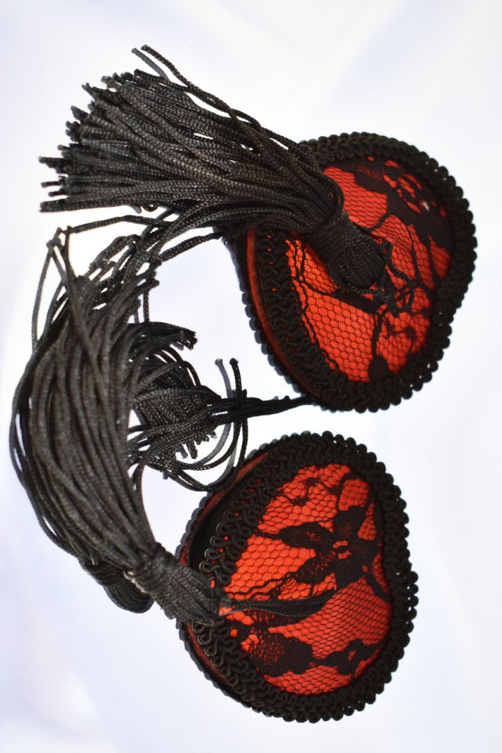 Paire de cache tétons adhésifs en forme de cœur avec dentelle noire et pompom