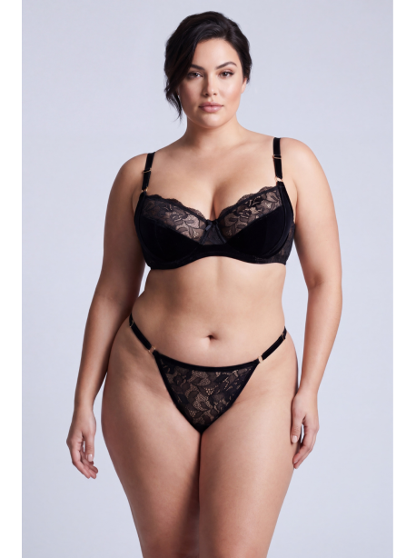 String en dentelle avec bijou cœur doré