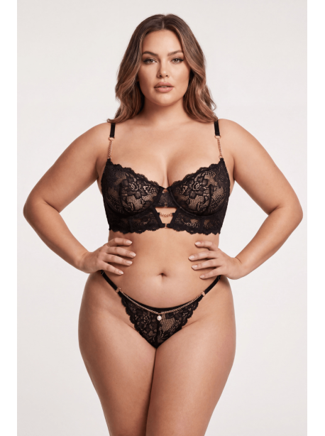 String noir en dentelle avec bijou et chaîne dorée